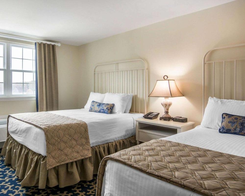 Queen Room with Two Queen Beds - Non-Smoking interior